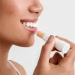 lips Women's lip balm long lasting colours strawberry, Gives a Gloss, Shimmer finish look(1 Pcs).